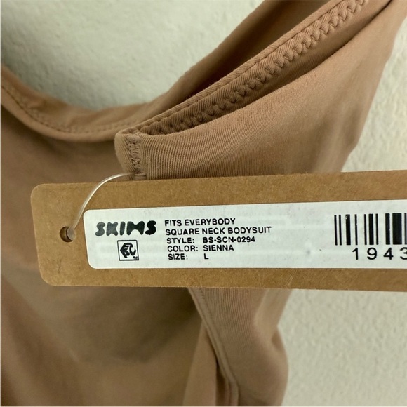 SKIMS FITS EVERYBODY SQUARE NECK BODYSUIT - Picture 6 of 7